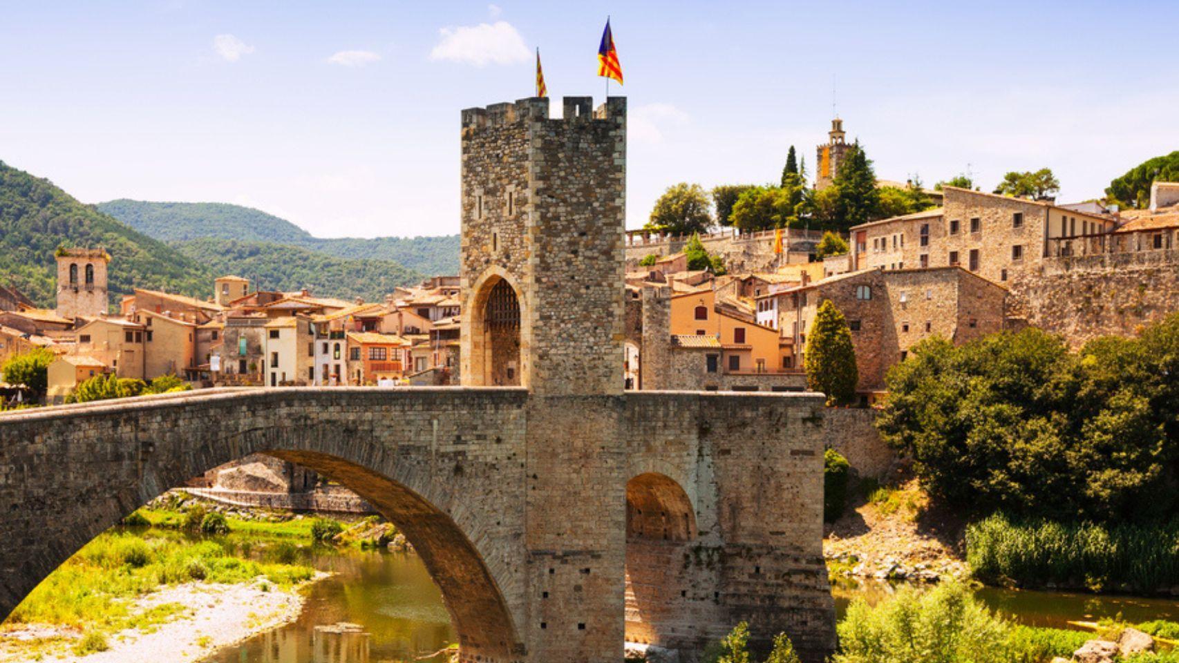 El pueblo medieval declarado Conjunto Histórico con un puente románico del siglo XI