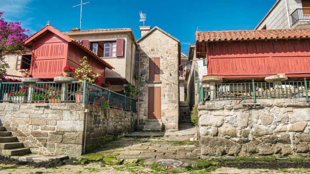 Casas de piedra tradicionales en un pueblo de Galicia.