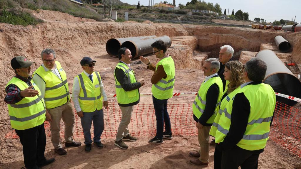 El presidente de la Generalitat, Juanfran Pérez Llorca, con los alcaldes de los municipios beneficiarios del trasvase.
