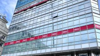 Susto en el Obelisco de A Coruña: Bomberos y Policía Local evitan la caída de una ventana a la calle