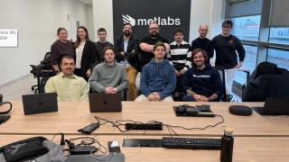 Parte del equipo de Metlabs en su sede, con Pablo Gómez sentado el segundo por la derecha.