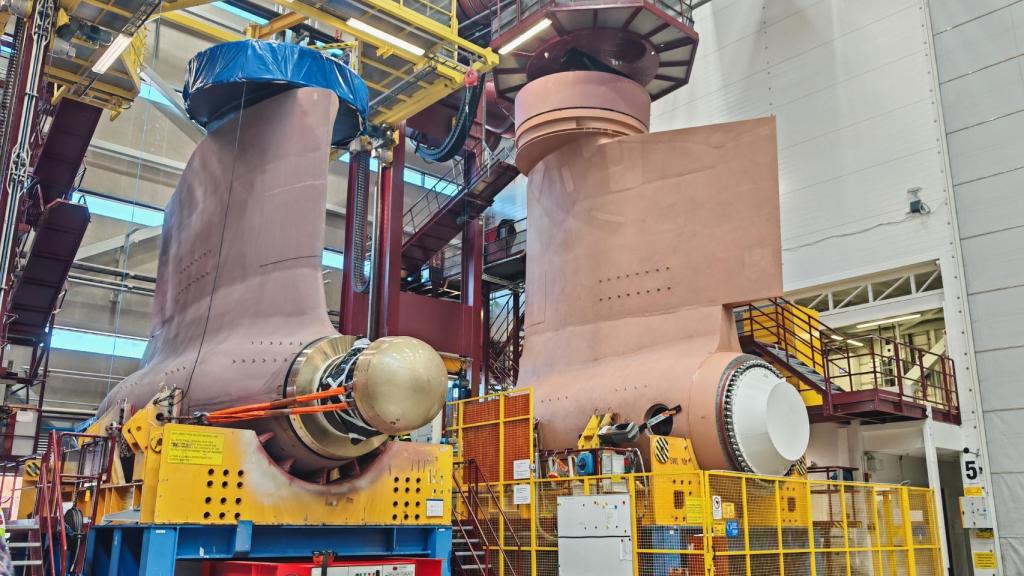 Dos unidades Azipod en la línea de ensamblaje de ABB Marine & Ports.