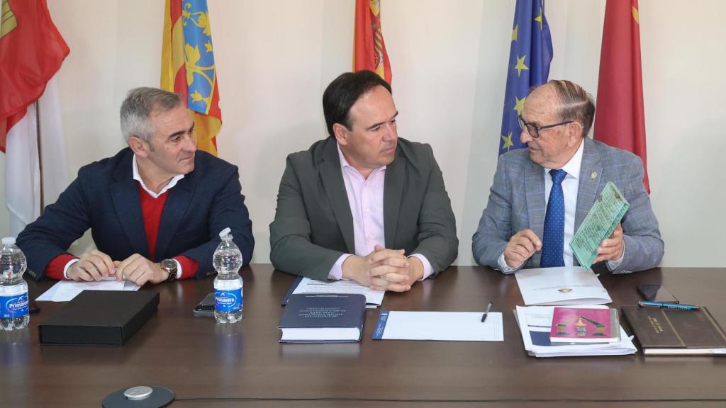 El conseller, el presidente de la Generalitat y el presidente de la Comunidad de Usuarios.