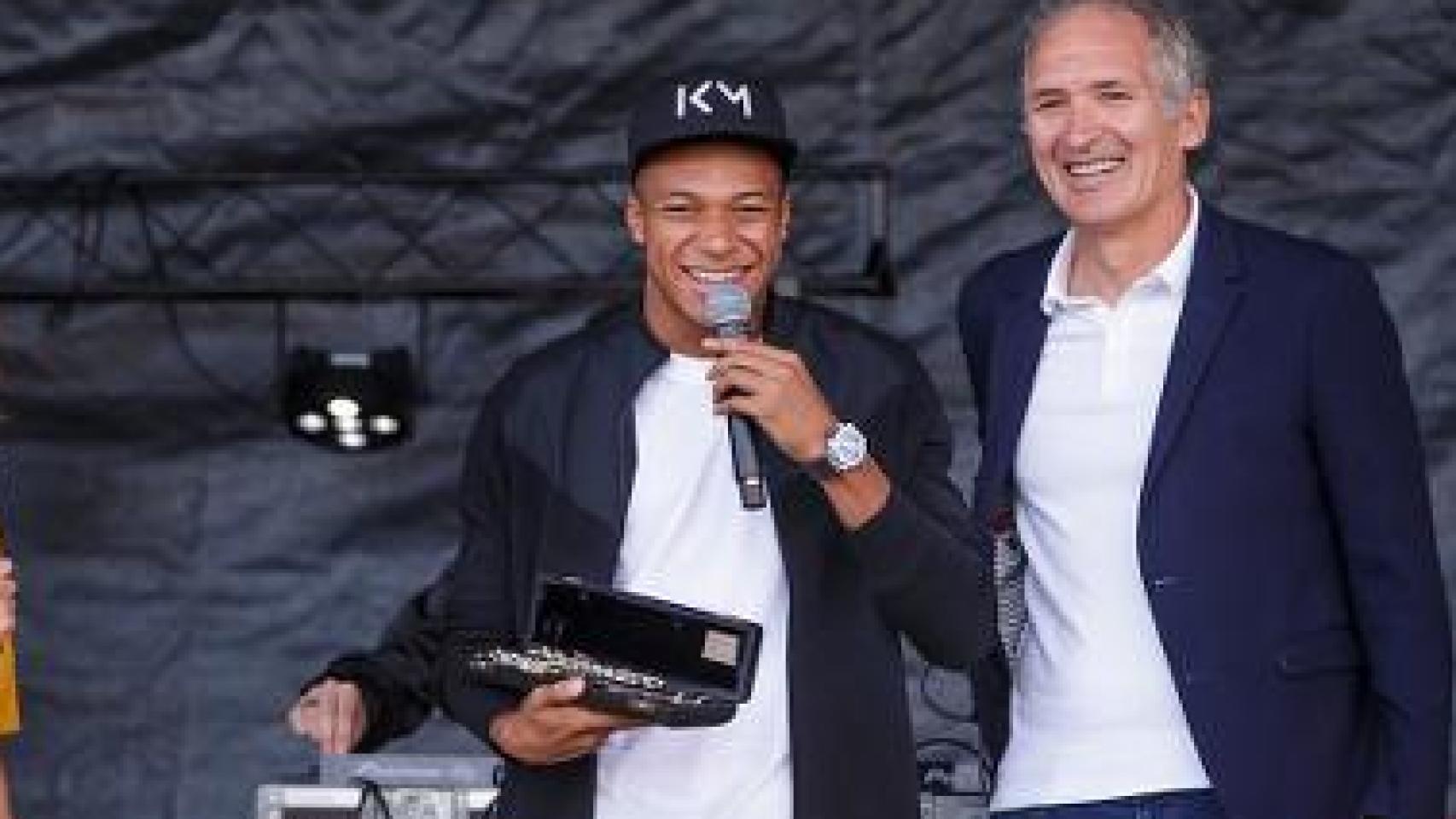Mbappé recibe una flauta durante un festival en Bondy.