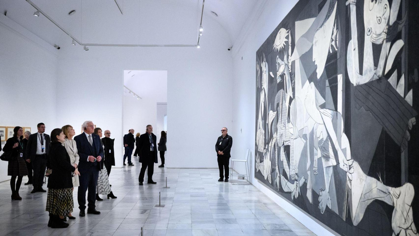El presidente alemán Frank-Walter Steinmeier (tercero por la izquierda) y su esposa Elke Buedenbender (segunda por la izquierda) visitaron el Museo Nacional Centro de Arte Reina Sofía y contemplaban el cuadro Guernica de Pablo Picasso. Foto: Bernd von Jutrczenka/dpa