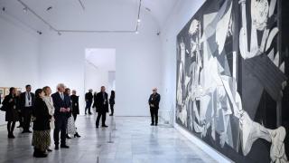 Batalla por el 'Guernica' de Picasso: el PNV presiona a Urtasun y Ayuso considera la maniobra una catetada