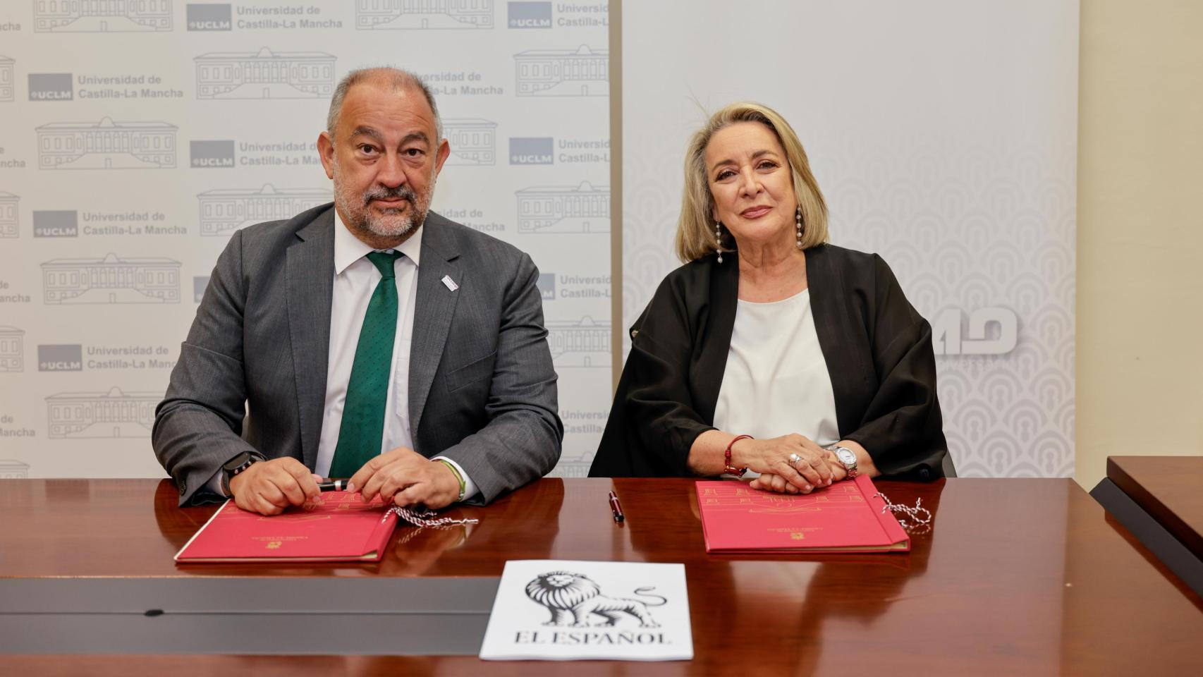 José Julián Garde y Esther Esteban tras la firma del convenio.