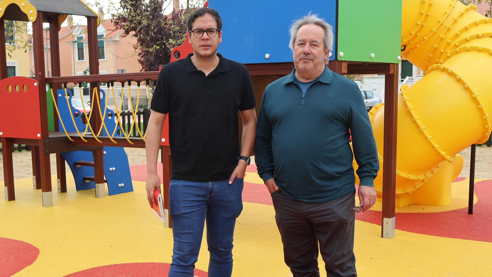 El alcalde, Francisco Guarido y el concejal de obras, Pablo Novo en el renovado parque de Los Navajos.