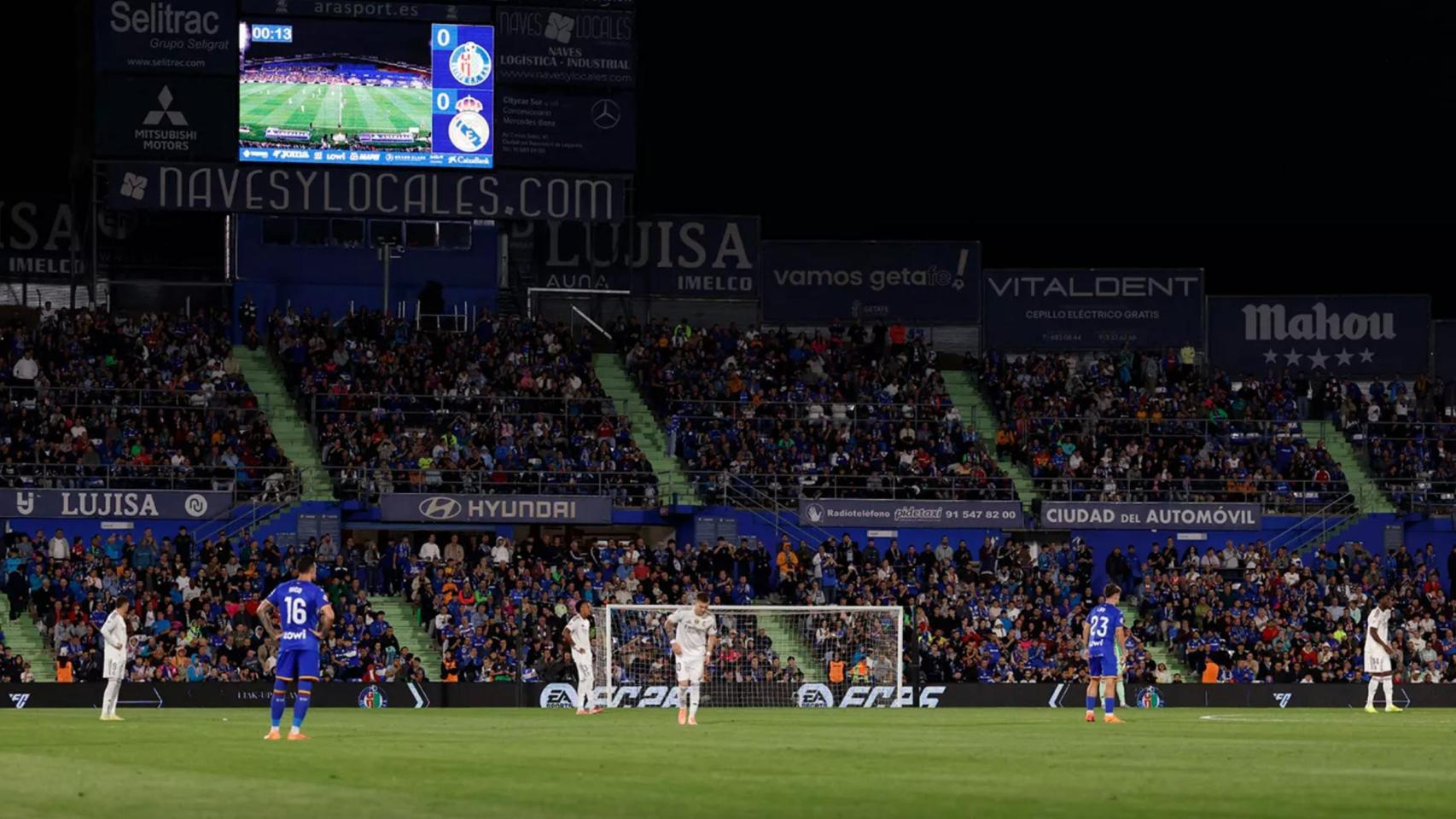 Futbolistas de Real Madrid y Getafe realizando el parón de 15 segundos en protesta del partido en Miami