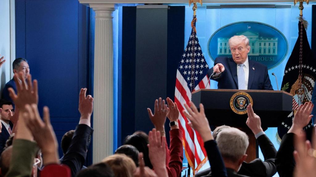 El presidente Donald Trump atiende preguntas de la prensa en la Casa Blanca.