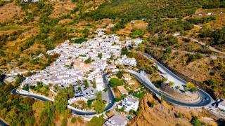 Vista panorámica aérea un pueblo y su carretera.