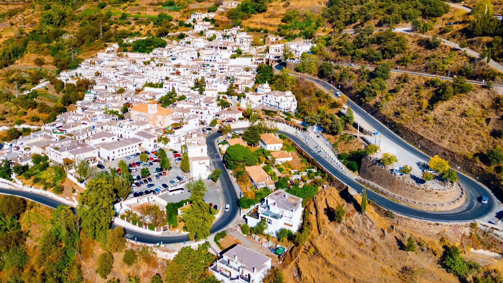 Vista panorámica aérea un pueblo y su carretera.
