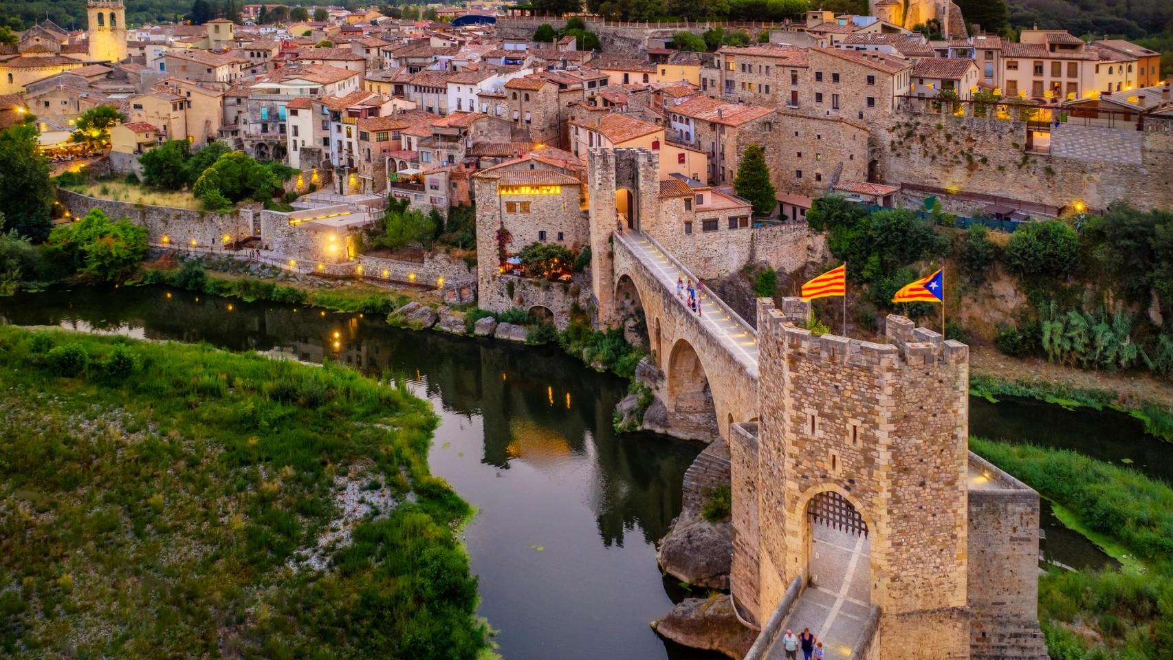 Vista aérea del puente medieval del Besalú al atardecer