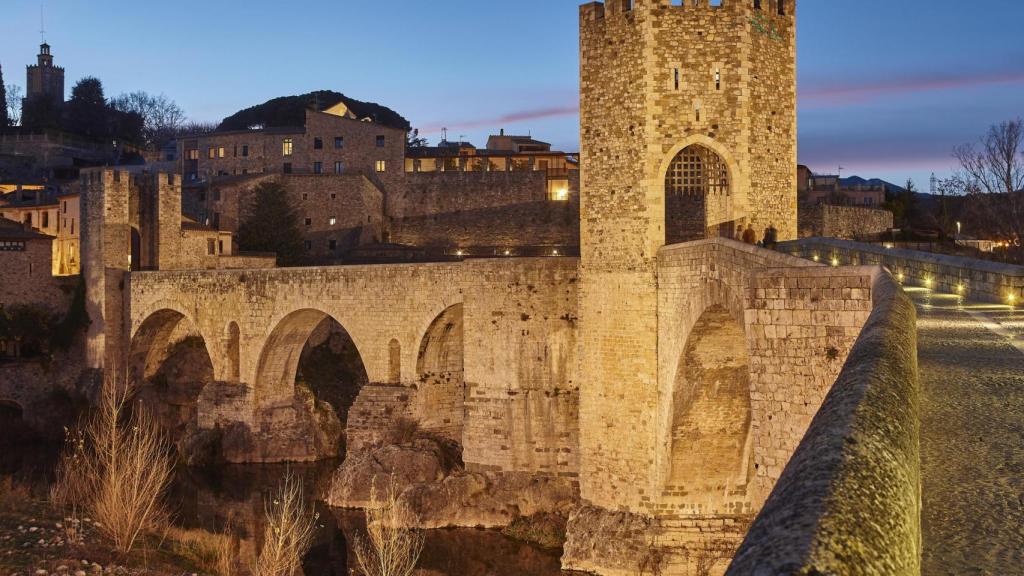 Ciudad medieval de Besalú. puente de piedra