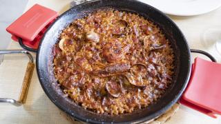 Una paella.