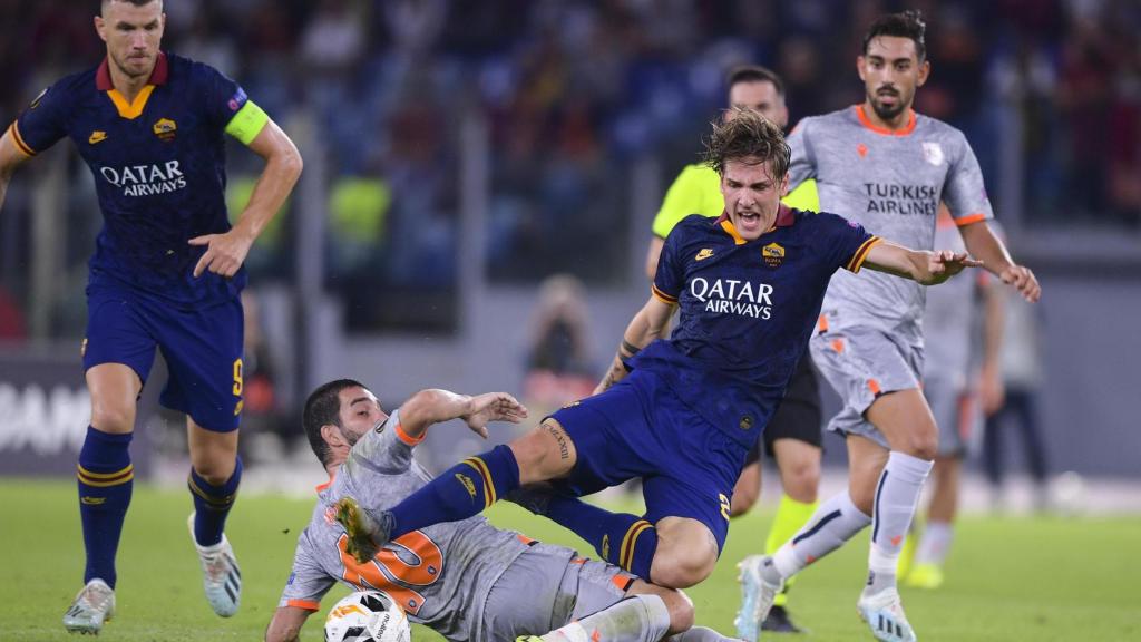 Arda Turan jugando un partido contra la Roma.