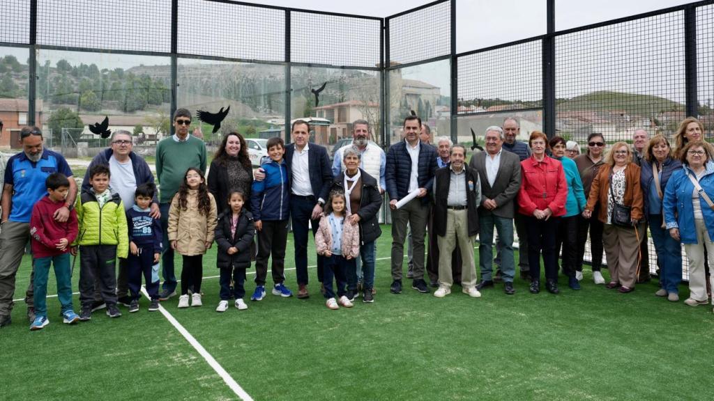 – El presidente de la Diputación de Valladolid, Conrado Íscar, ha realizado una visita institucional a Olivares de Duero, donde ha inaugurado las nuevas pistas de pádel del municipio junto al alcalde, Tomás Andrés
