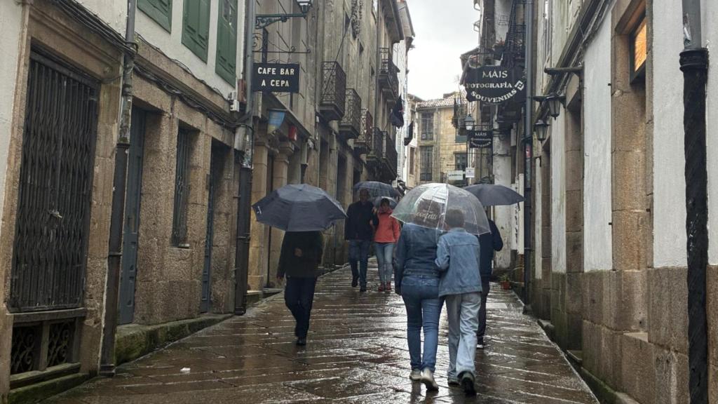 Los ciudadanos han vuelto a abrir el paraguas este martes en Santiago.