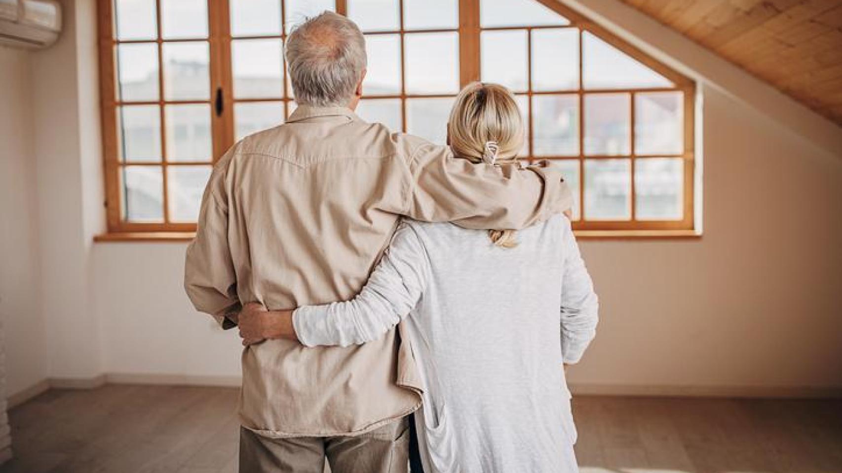 Una pareja en su nuevo apartamento.