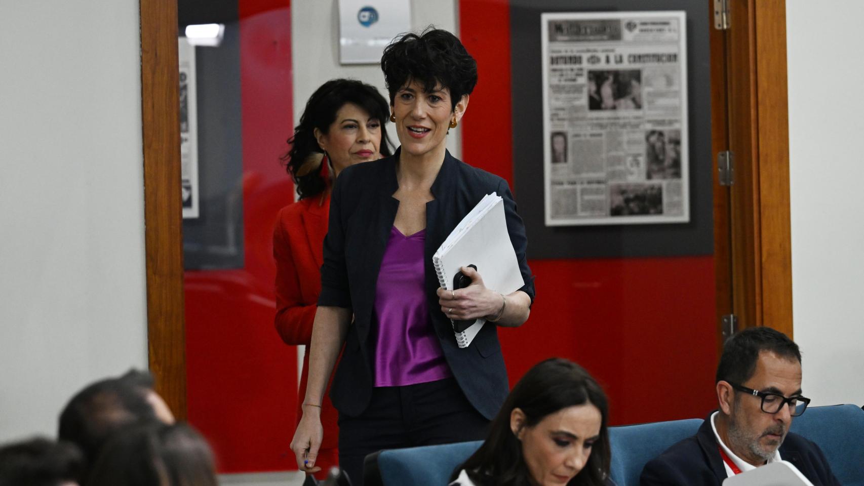 La ministra portavoz, Elma Saiz, este martes dirigiéndose a la sala de prensa de Moncloa, seguida por Ana Redondo.