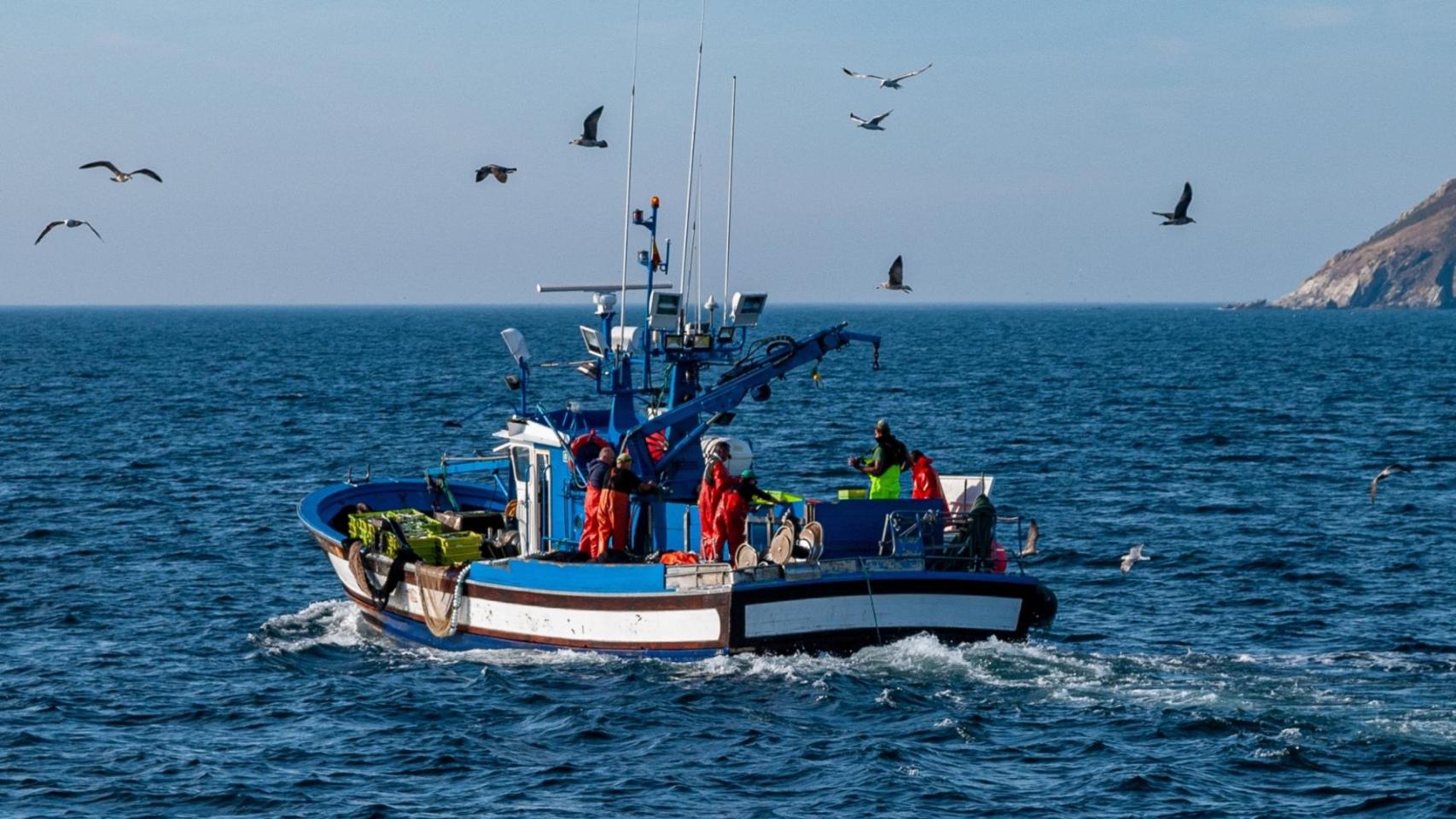 Un barco pesquero en el mar