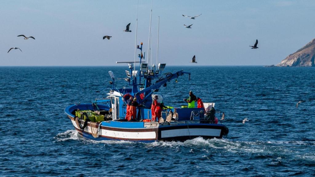 Un barco pesquero en el mar