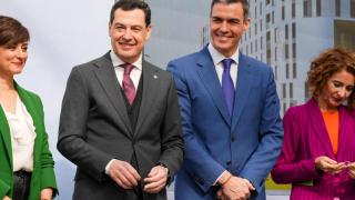 Juanma Moreno, Pedro Sánchez y María Jesús Montero en un acto en marzo de 2025