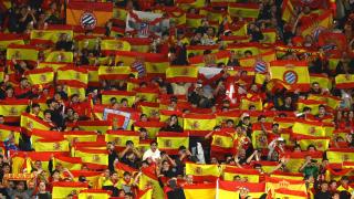 Aparición desde la grada del estadio de Cornellá durante el partido entre España y Egipto.