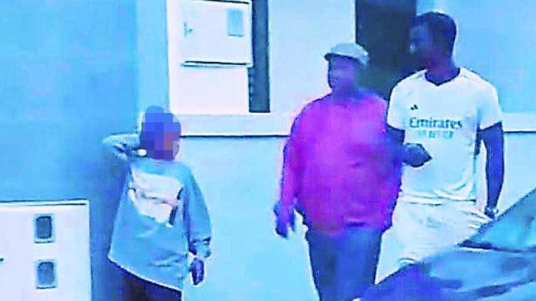La mujer —que durante meses se hizo pasar por menor dentro de un centro de protección en Lanzarote— camina por una calle de Arrecife junto a dos jóvenes en una de las imágenes incorporadas al informe policial.
