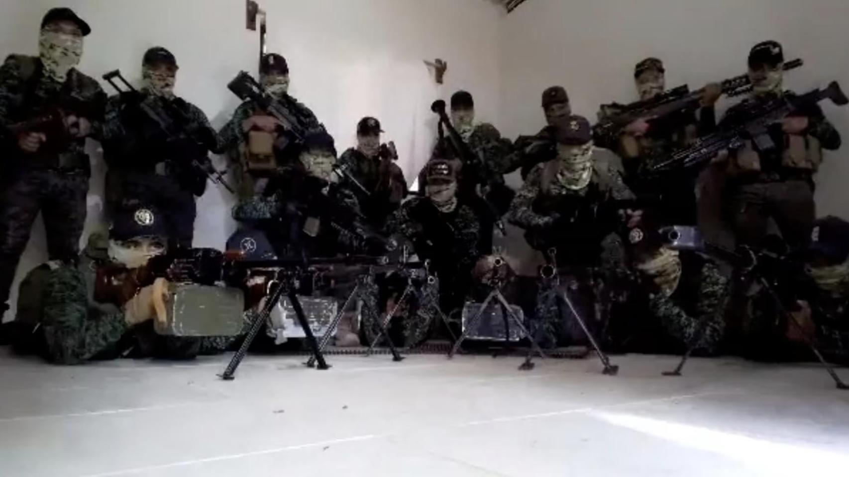 Miembros del Cártel Jalisco Nueva Generación empuñan armas mientras uno de ellos habla, en una imagen tomada de un video en redes sociales difundido el 7 de julio de 2022.