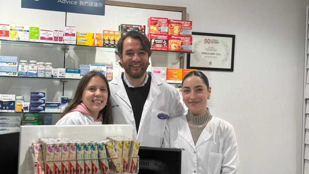 La farmacia centenaria de Santiago que se actualiza a diario: La gente agradece el contacto