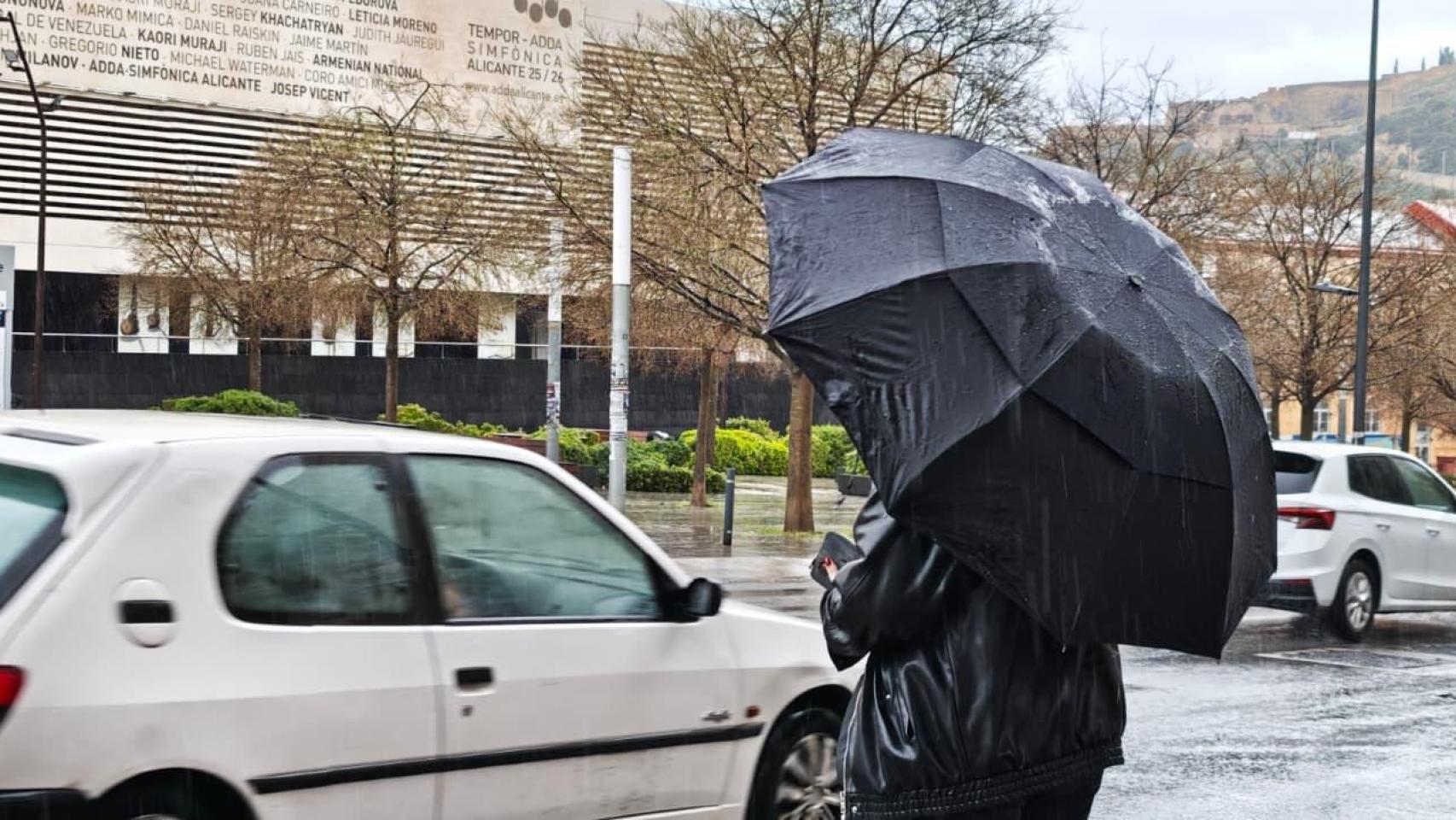 El tráfico por la avenida de Alcoy de Alicante, este marzo.