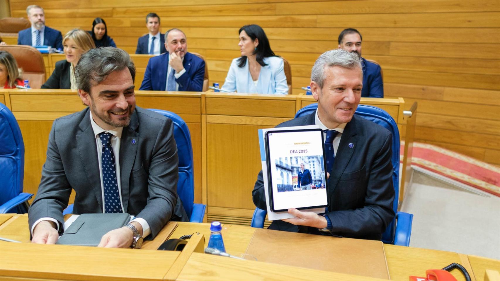 El conselleiro de Presidencia, Justicia y Deportes, Diego Calvo (i), y el presidente de la Xunta de Galicia, Alfonso Rueda (d), durante el debate sobre el Estado de la Autonomía, a 23 de abril de 2025, en Santiago