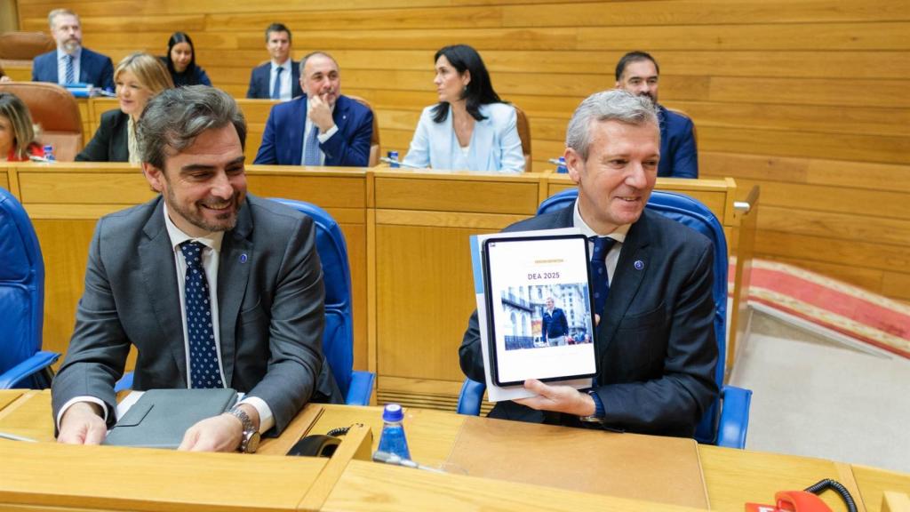 El conselleiro de Presidencia, Justicia y Deportes, Diego Calvo (i), y el presidente de la Xunta de Galicia, Alfonso Rueda (d), durante el debate sobre el Estado de la Autonomía, a 23 de abril de 2025, en Santiago