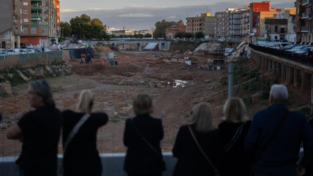 Vecinos de localidades afectadas por la dana homenajean a las víctimas en Paiporta en el primer aniversario. Jorge Gil / EP