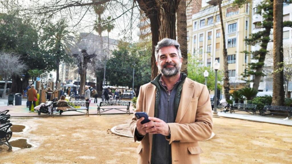 El abogado laboralista Rubén Navarro, en el parque de Calvo Sotelo de Alicante.