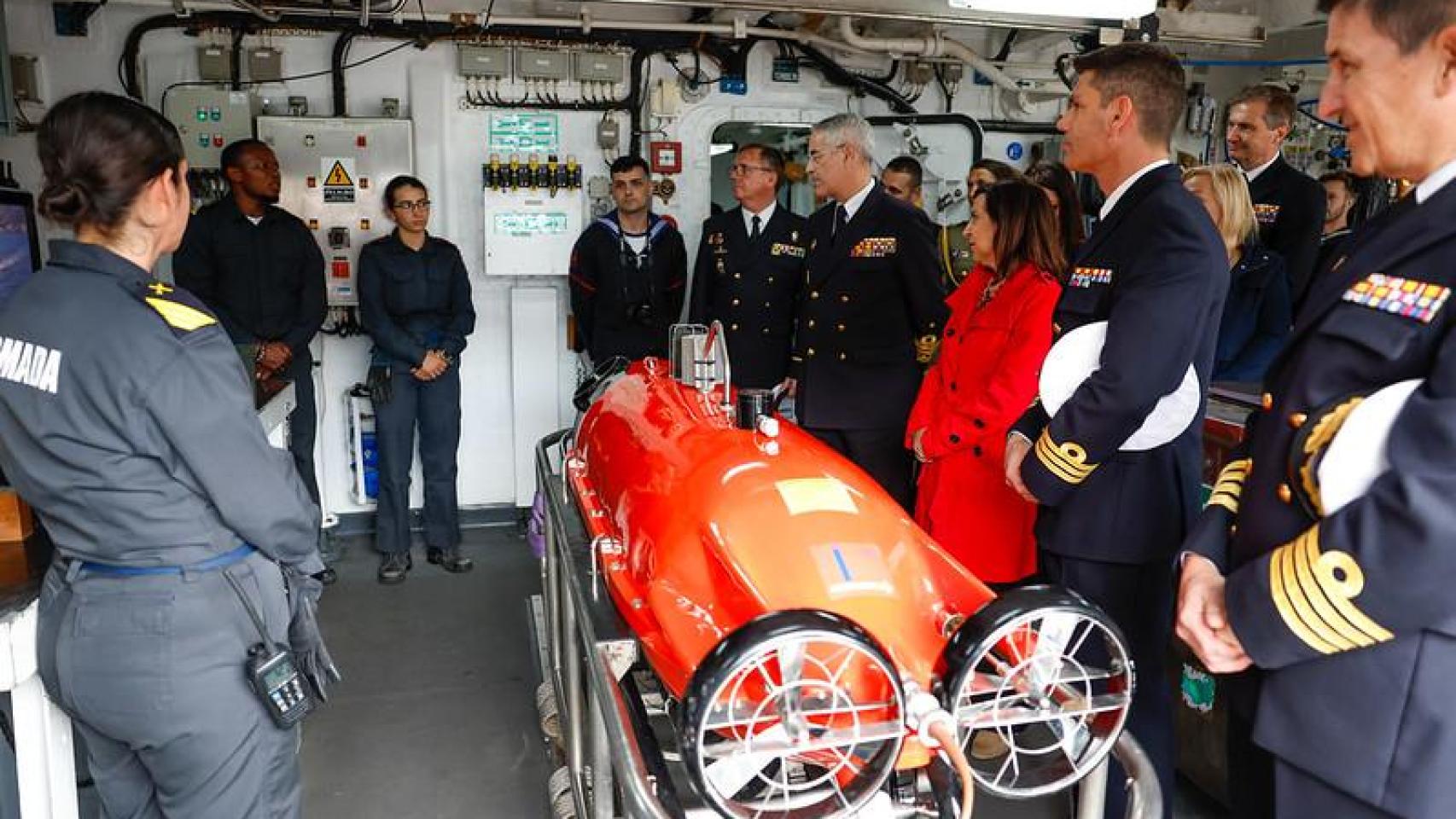 Robles visita la Fuerza de Medidas Contra Minas de la Armada, en Cartagena (Murcia)
