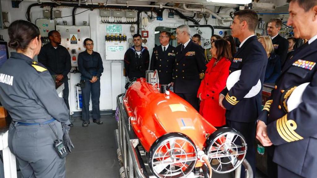 Robles visita la Fuerza de Medidas Contra Minas de la Armada, en Cartagena (Murcia)
