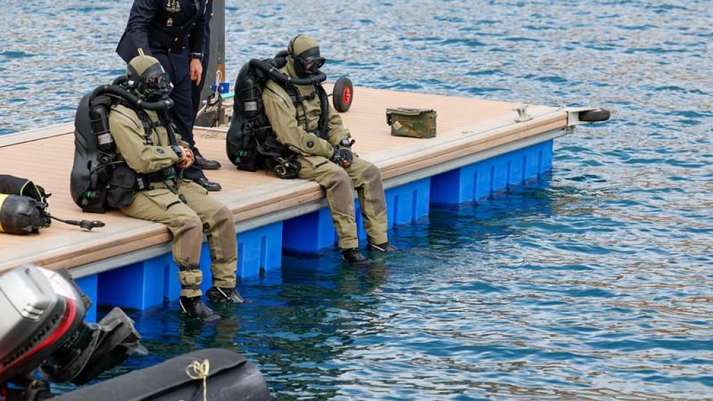 Robles visita la Fuerza de Medidas Contra Minas de la Armada, en Cartagena (Murcia)