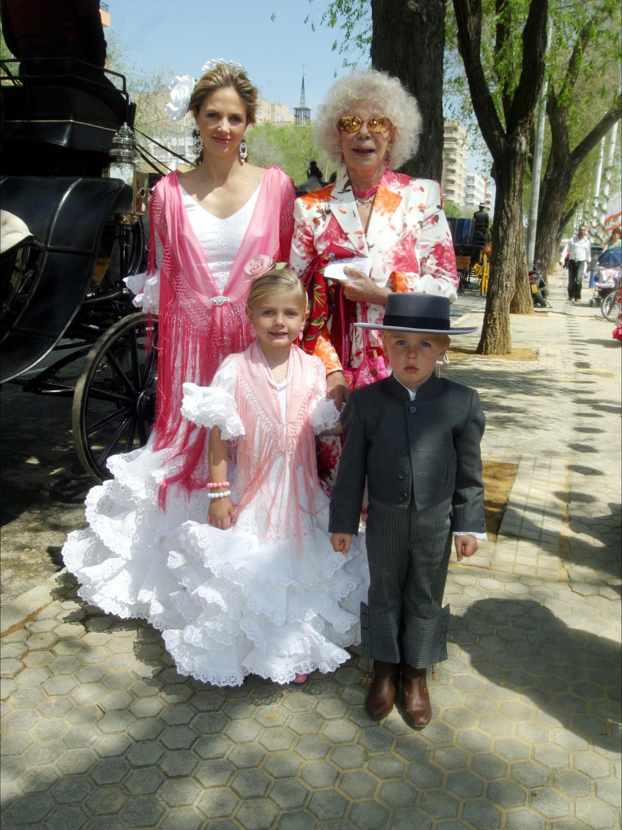 Cayetana con Genoveva Casanova y los mellizos, Luis y Amina en la Feria de Abril de Sevilla.