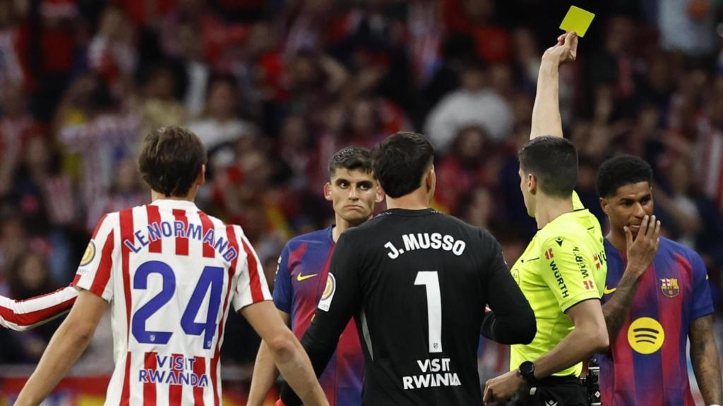 Busquets Ferrer recula y enseña la amarilla a Gerard Martín durante el Atleti - Barça