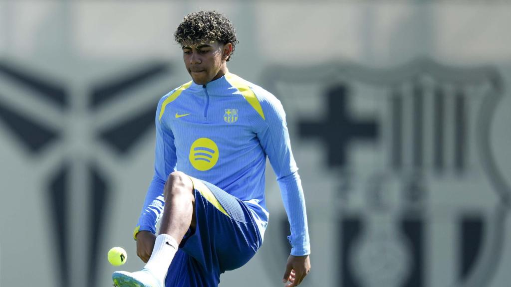 Lamine Yamal jugando con una pelota de tenis en el entrenamiento del Barça