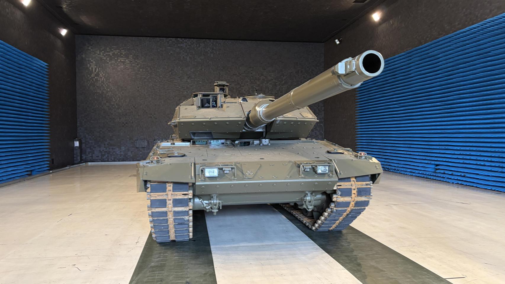 Tanque Leopardo 2E en la cámara semianecoica