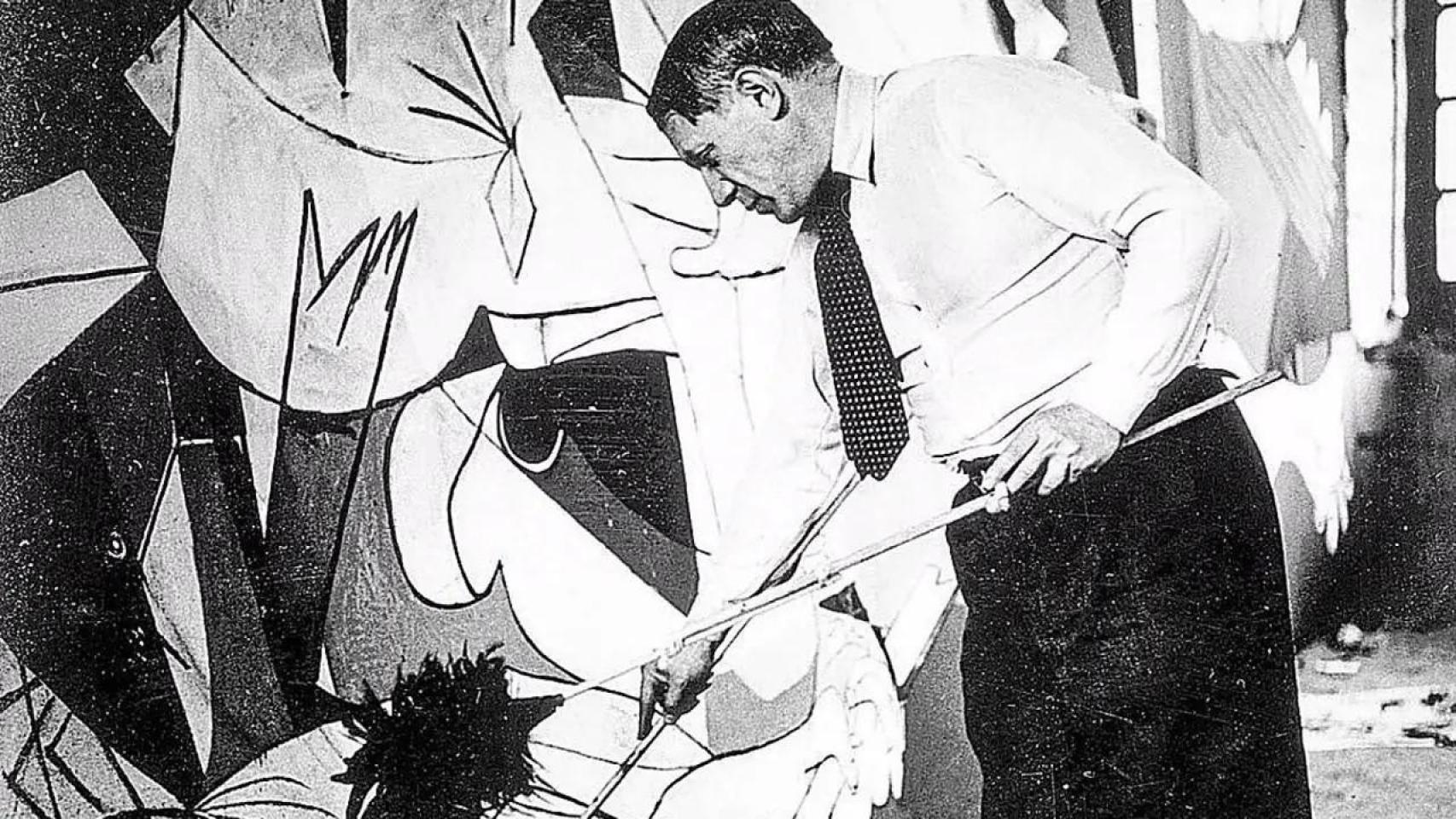 Pablo Picasso pintando el Guernica en su estudio de París, en la primavera de 1937. Foto Dora Maar.