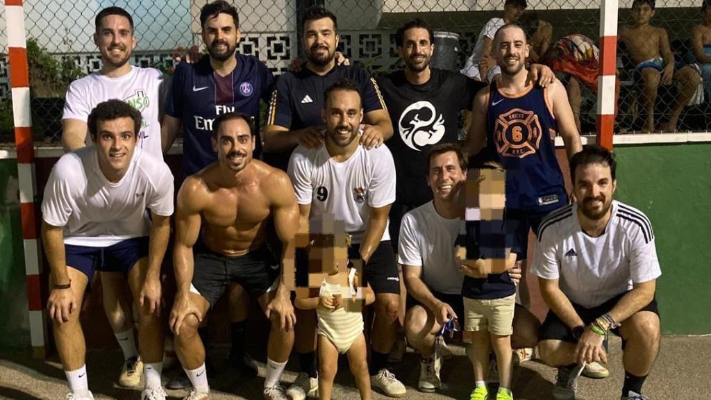 Javi con amigos y familiares tras un partido de fútbol.