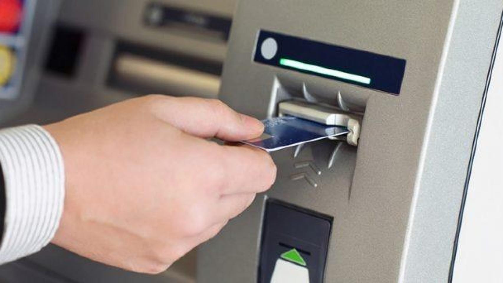 Una persona sacando dinero.
