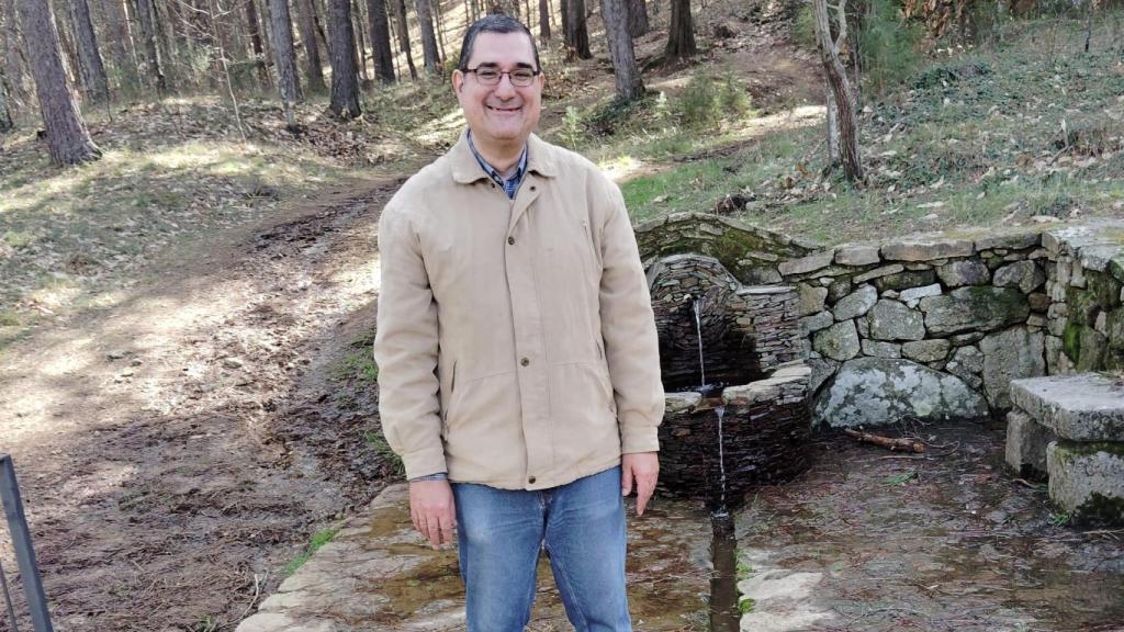 El sociólogo Iván Parro en la fuente del Castañar de Béjar (Salamanca).