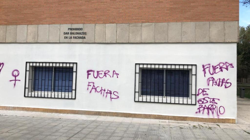 Las pintadas en la fachada de una escuela taurina de Zaragoza.