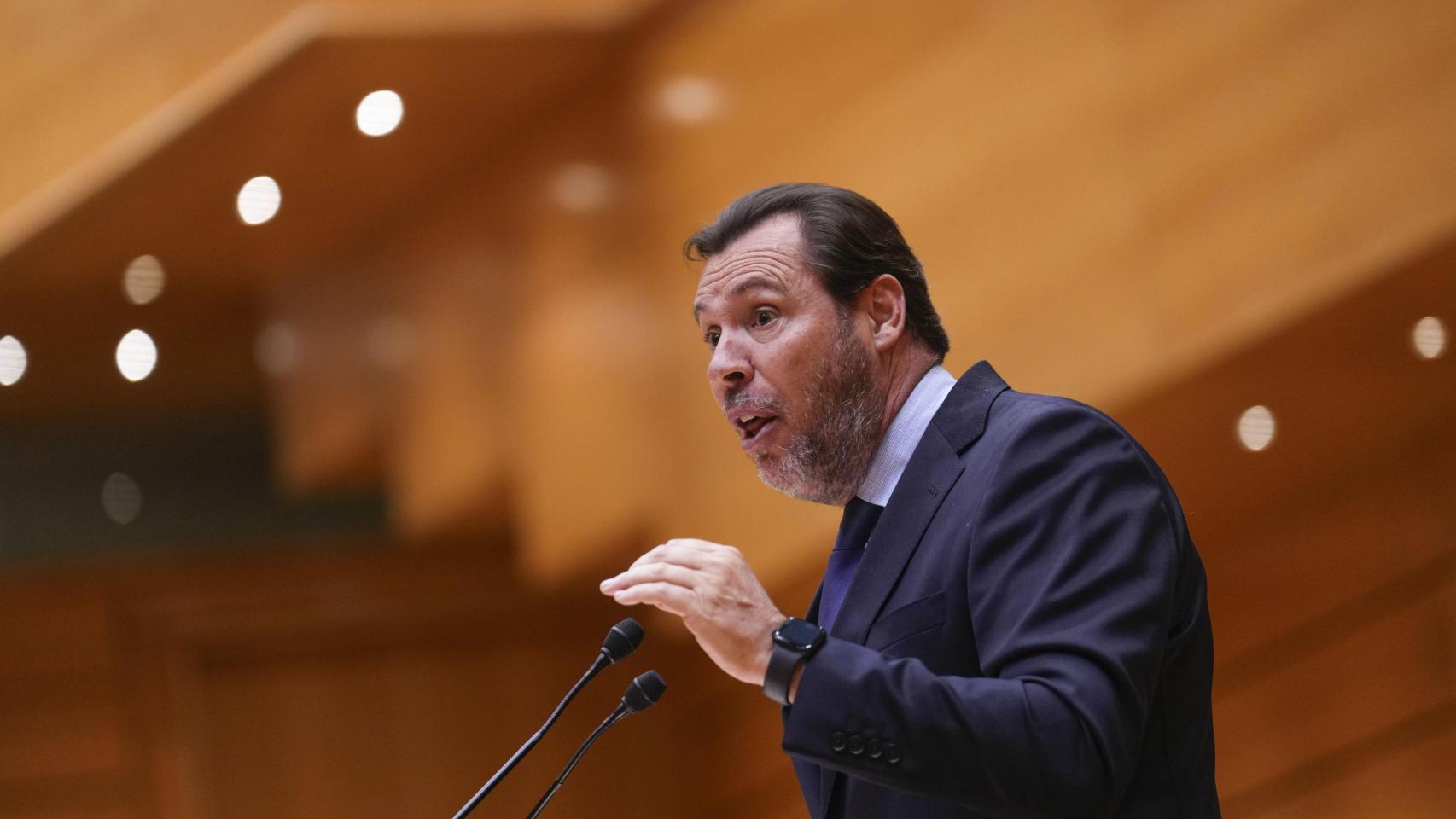 El ministro de Transportes, Óscar Puente, este martes durante la Sesión de control al gobierno en el Senado, que comienza con las preguntas e interpelaciones por parte de la oposición sobre asuntos como la política exterior, la seguridad ferroviaria, el accidente de Adamuz, las crisis de precios de los combustibles y las medidas para paliar el impacto de la guerra en Irán.