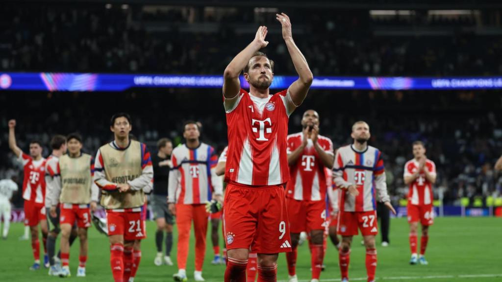 Harry Kane aplaudiendo a la afición del Bayern desplazada en el Bernabéu